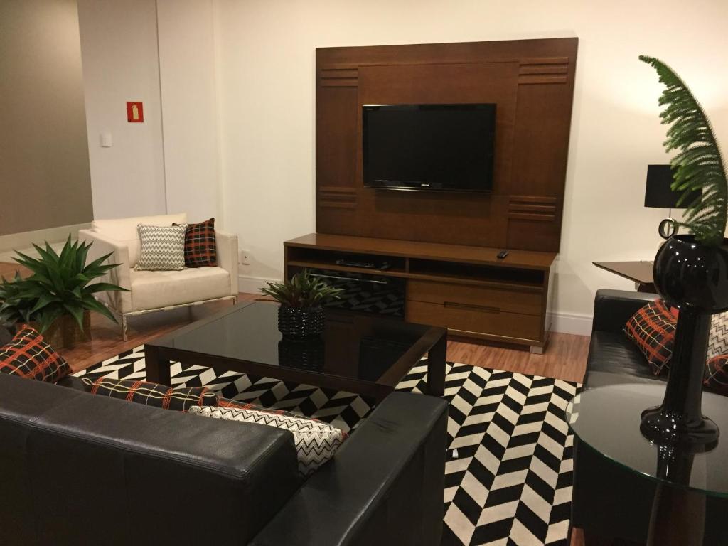 Uma TV ou centro de entretenimento em Serra Negra Palace Hotel