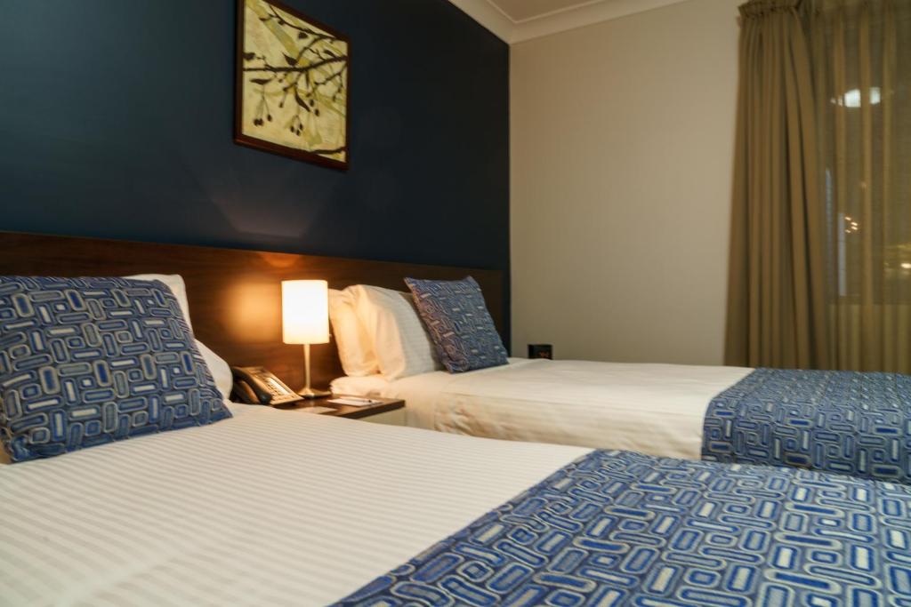 Postel nebo postele na pokoji v ubytování 175 Hotel Westmead