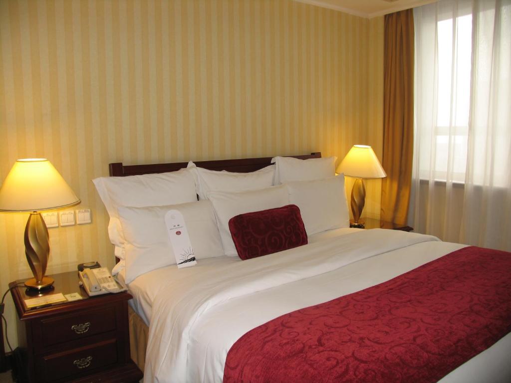 Postel nebo postele na pokoji v ubytování Clarion Hotel Tianjin