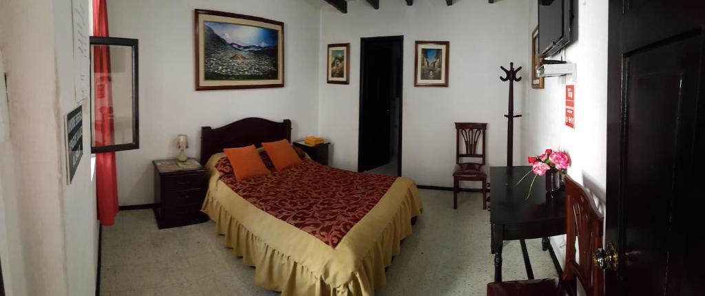 Postel nebo postele na pokoji v ubytování Hostal Flores