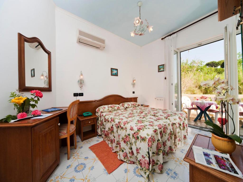 Postel nebo postele na pokoji v ubytování Hotel Giardino Delle Ninfe E La Fenice