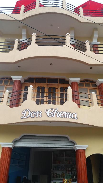 una señal en el lateral de un edificio en Hotel Don Chema, en San Pedro La Laguna