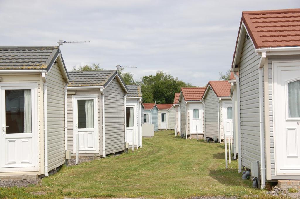 a row of beach houses in a row at Warrens Village Motel and Self Catering in Clevedon