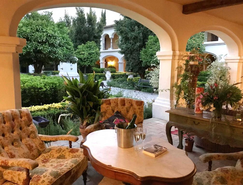 een woonkamer met een tafel en stoelen en een bank bij Finca Monasterio in San Martín del tesorillo