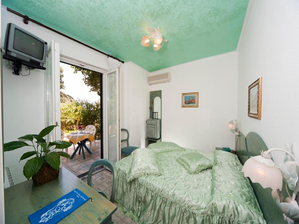 TV a/nebo společenská místnost v ubytování Hotel Giardino Delle Ninfe E La Fenice