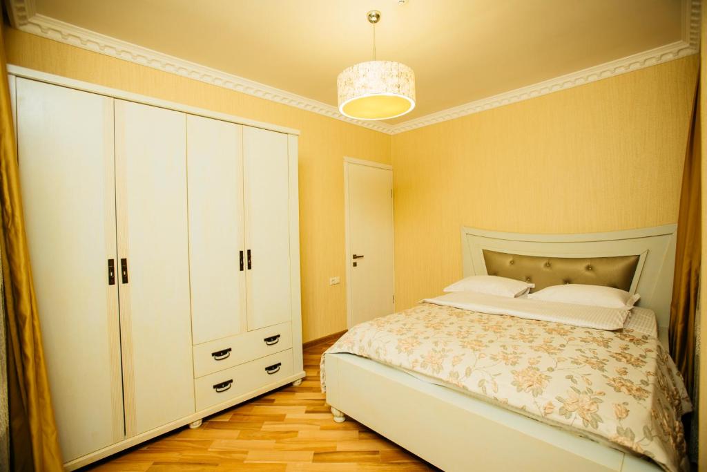 Postel nebo postele na pokoji v ubytování Kobuleti Pearl Of Sea Hotel & Spa