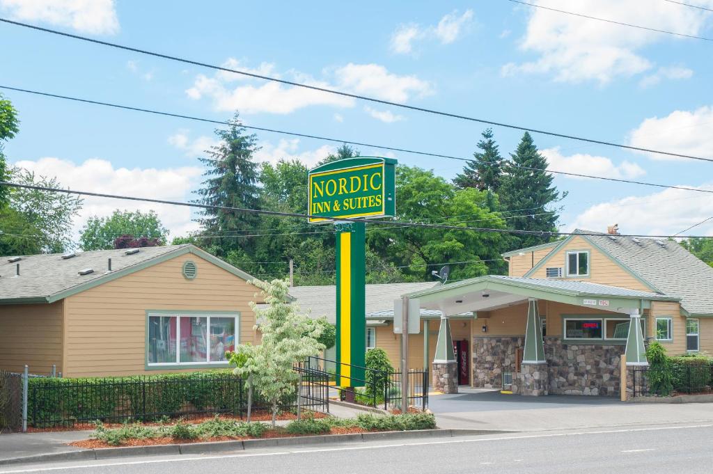 - un panneau indiquant un knotoco dans une suite dans l'établissement Nordic Inn and Suites, à Portland