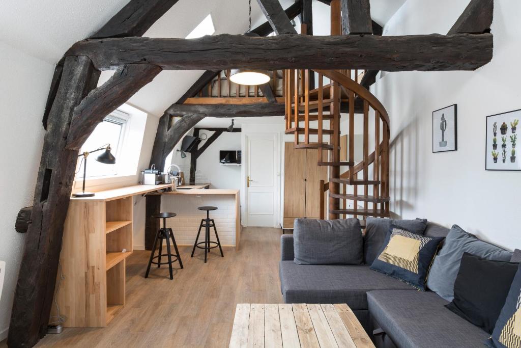 un salon avec un canapé et une table dans l'établissement Les Lices by Cocoonr, à Rennes