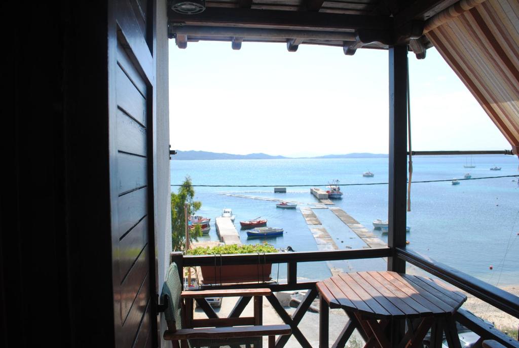 オウランオウポリにあるPension Antonakisの水辺の景色を望むバルコニー付きの客室です。