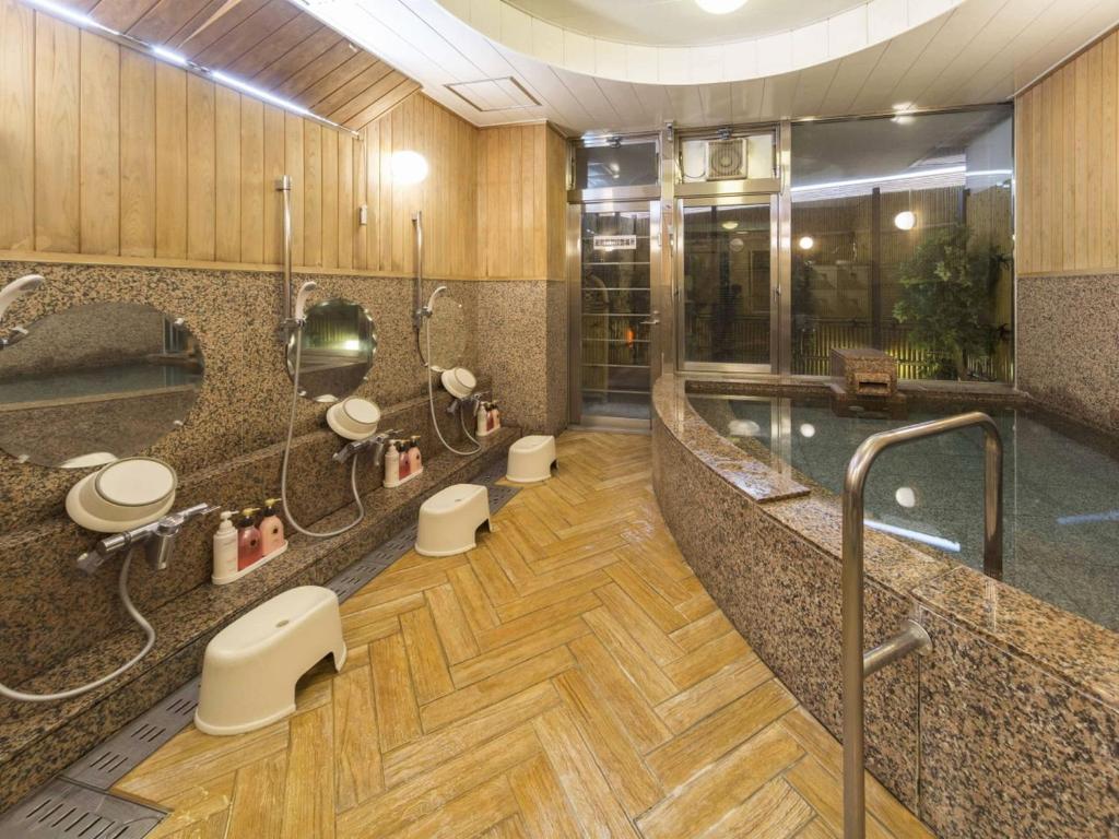 高知市にあるホテル　港屋のバスルーム(シャワー、バスタブ、トイレ付)