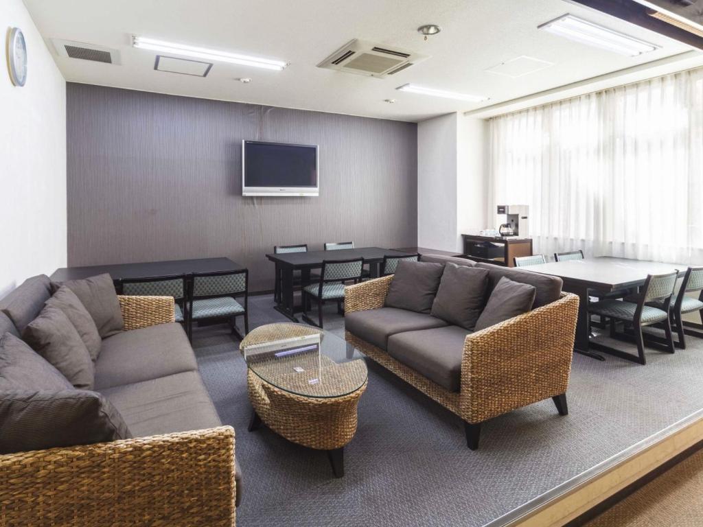 高知市にあるホテル　港屋のリビングルーム(ソファ、テーブル、テレビ付)
