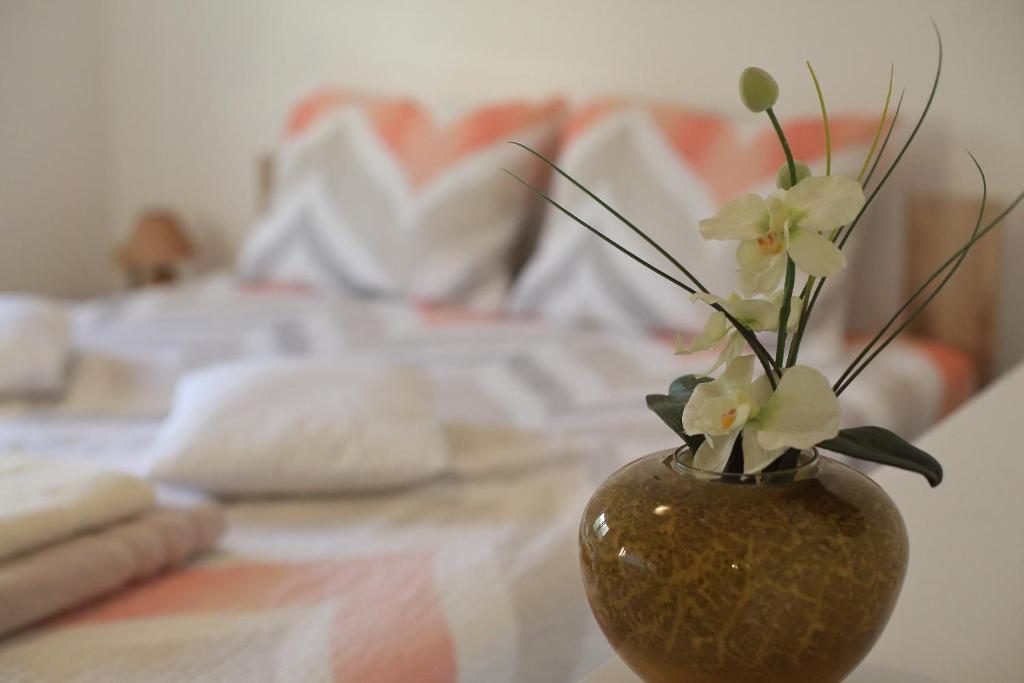 un jarrón con flores en él sentado en una mesa en Apartment Palma en Bibinje