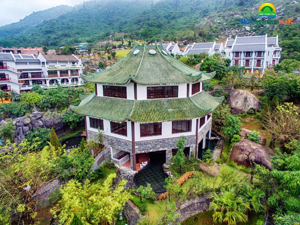 uitzicht op een gebouw met een dak bij Ebisu Onsen Resort in Ba Na