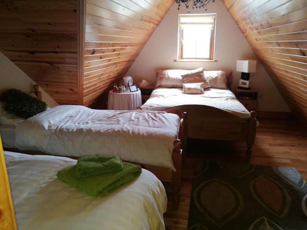 Postel nebo postele na pokoji v ubytování Assaroe House