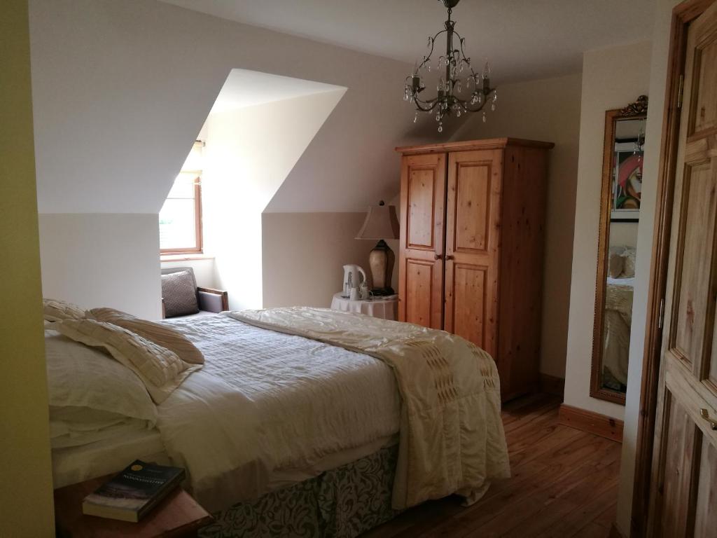 Postel nebo postele na pokoji v ubytování Assaroe House
