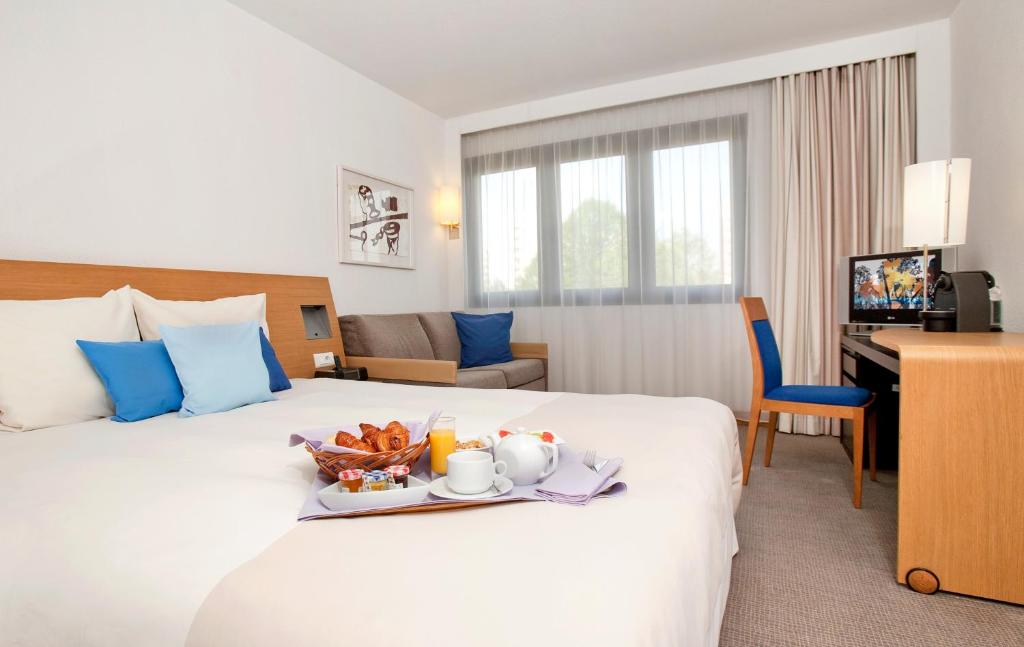 Postel nebo postele na pokoji v ubytování Novotel Gdansk Centrum