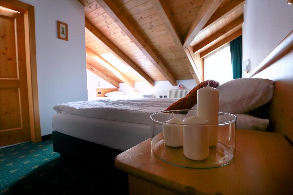 Łóżko lub łóżka w pokoju w obiekcie Alp Hotel Dolomiti