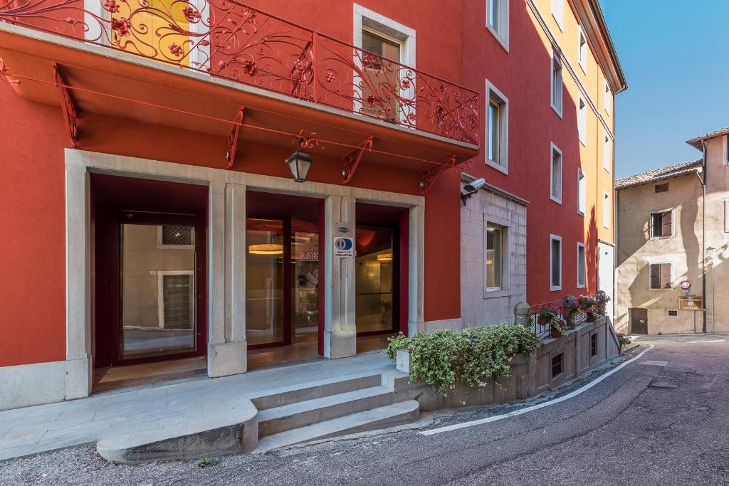 czerwony budynek ze schodami przed nim w obiekcie Hotel San Daniele w mieście San Daniele del Friuli