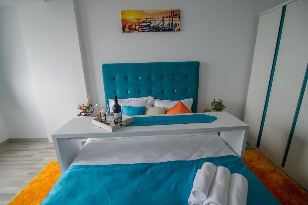 ママイアにあるRelax Apartmentのベッドルーム1室(青いベッド1台、青いヘッドボード付)
