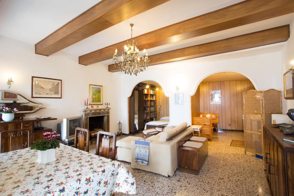 ein Wohnzimmer mit einem Sofa und einem Kamin in der Unterkunft Appartamento il Grillo in Fossato di Vico