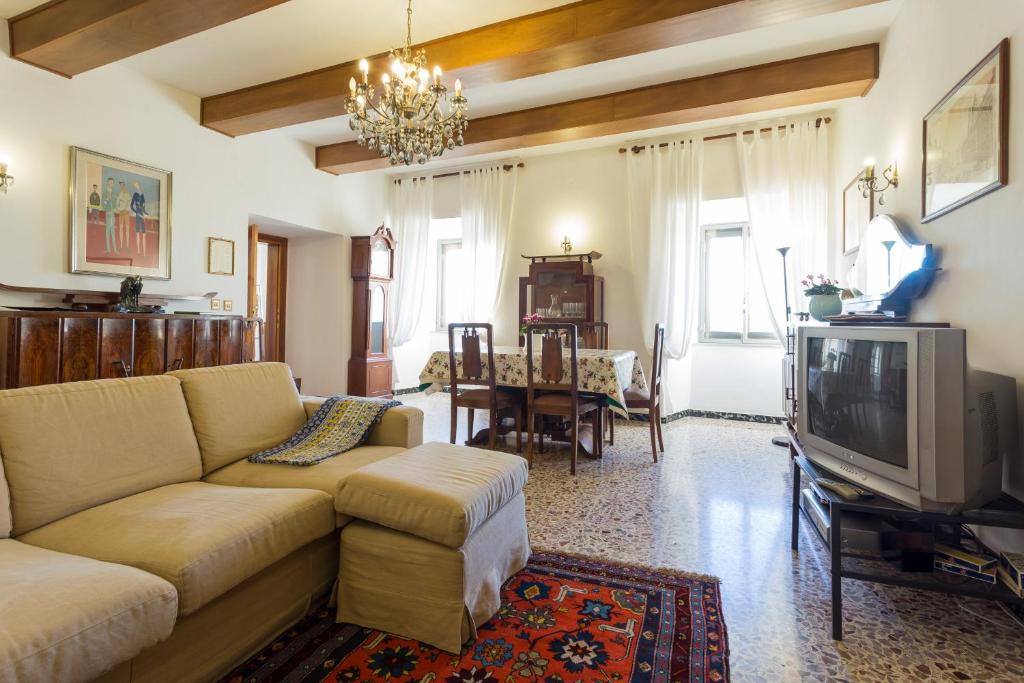 A television and/or entertainment centre at Appartamento il Grillo