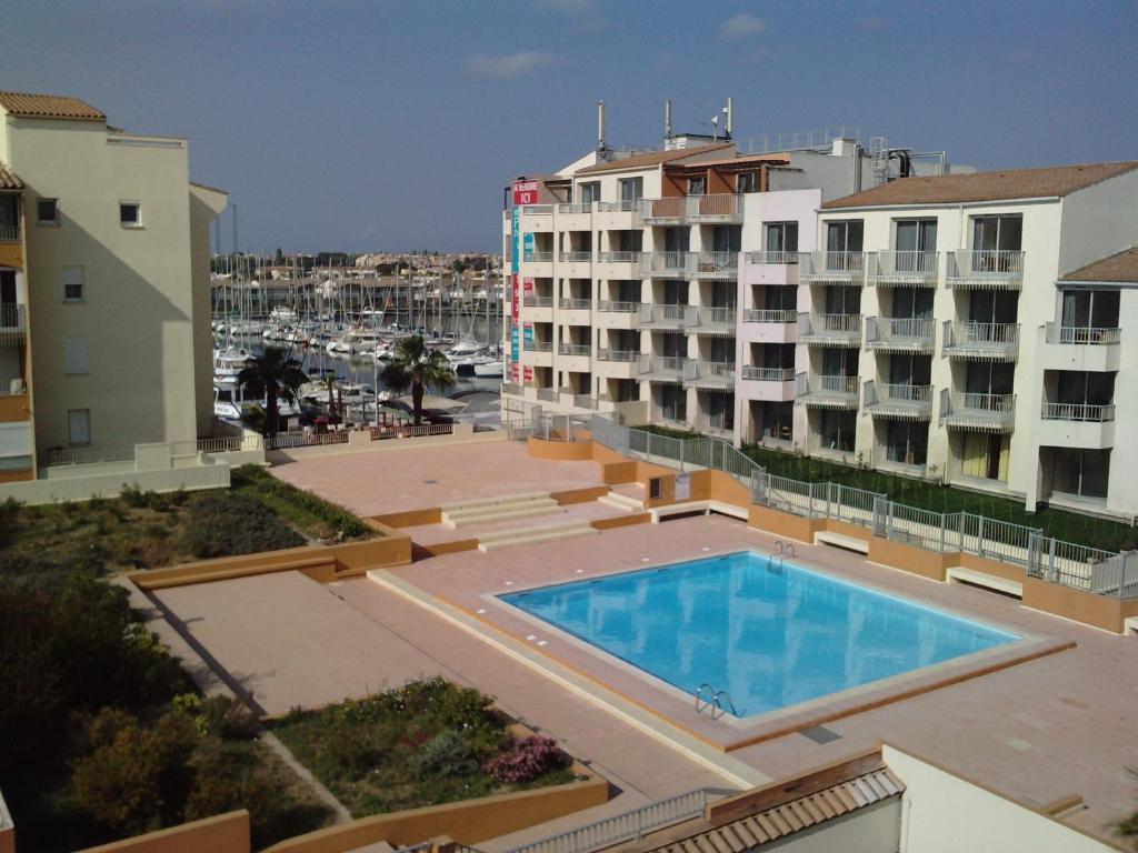 une piscine sur le toit d'un immeuble dans l'établissement Studio-cabine Port Dauphin, au Cap d'Agde