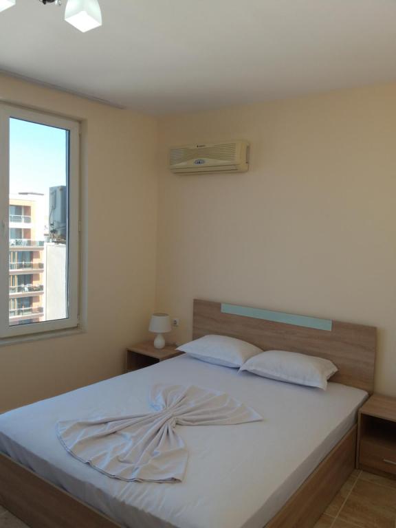 Krevet ili kreveti u jedinici u objektu Golden Sea View Apartments 1