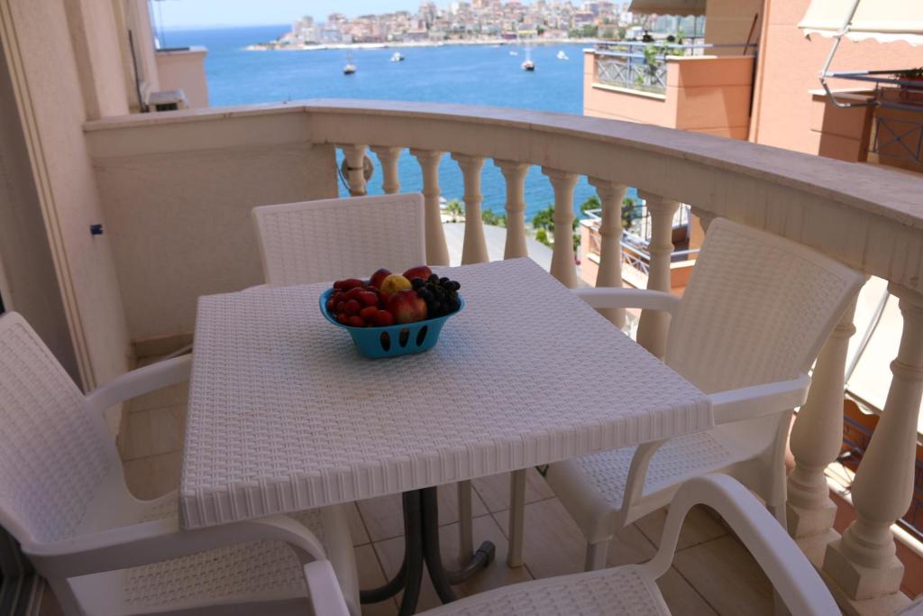 Un balcon sau o terasă la Promenade Sea View Apartment