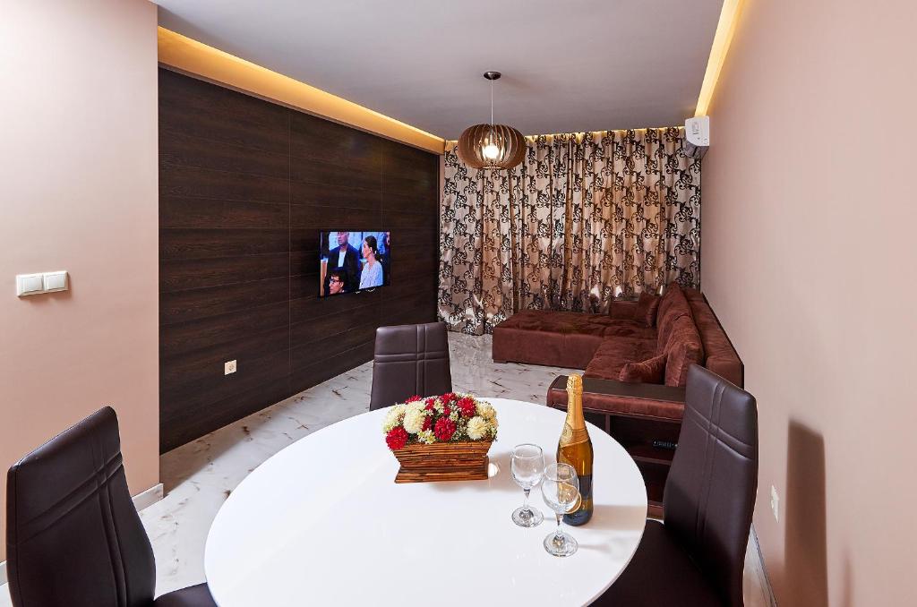 A seating area at Apartments Magic