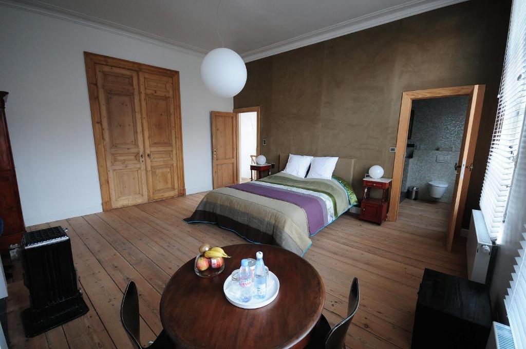 a hotel room with a bed and a table at B&B Alice & Anaïs in Bruges