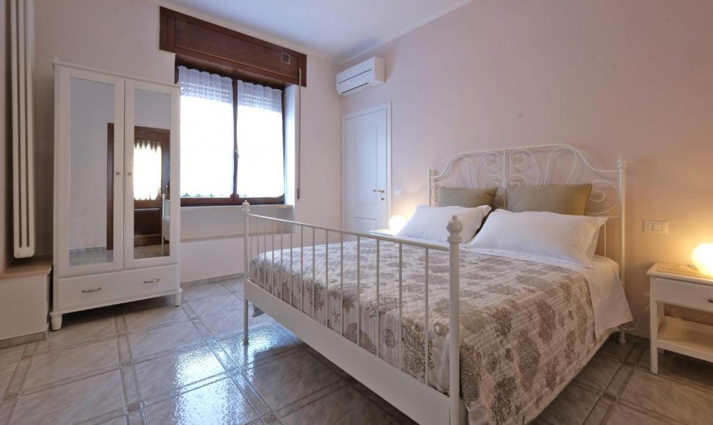 Hotel Residenza Verona Porta Nuova, a bedroom with a white bed and a window at Residenza Verona Porta Nuova in Verona