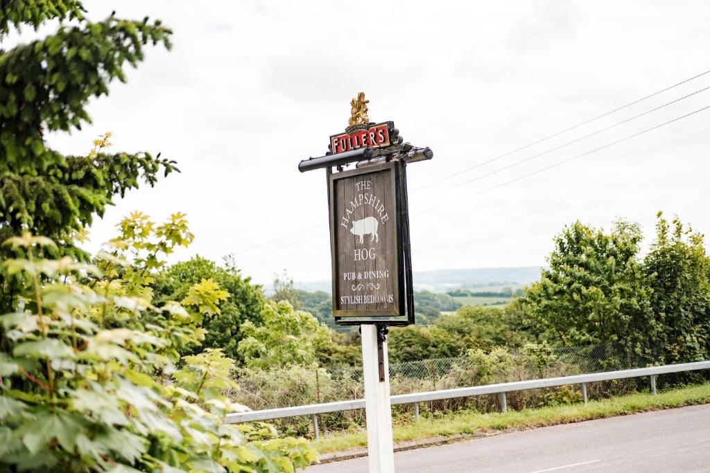 een bord aan de kant van een weg bij The Hampshire Hog in Clanfield
