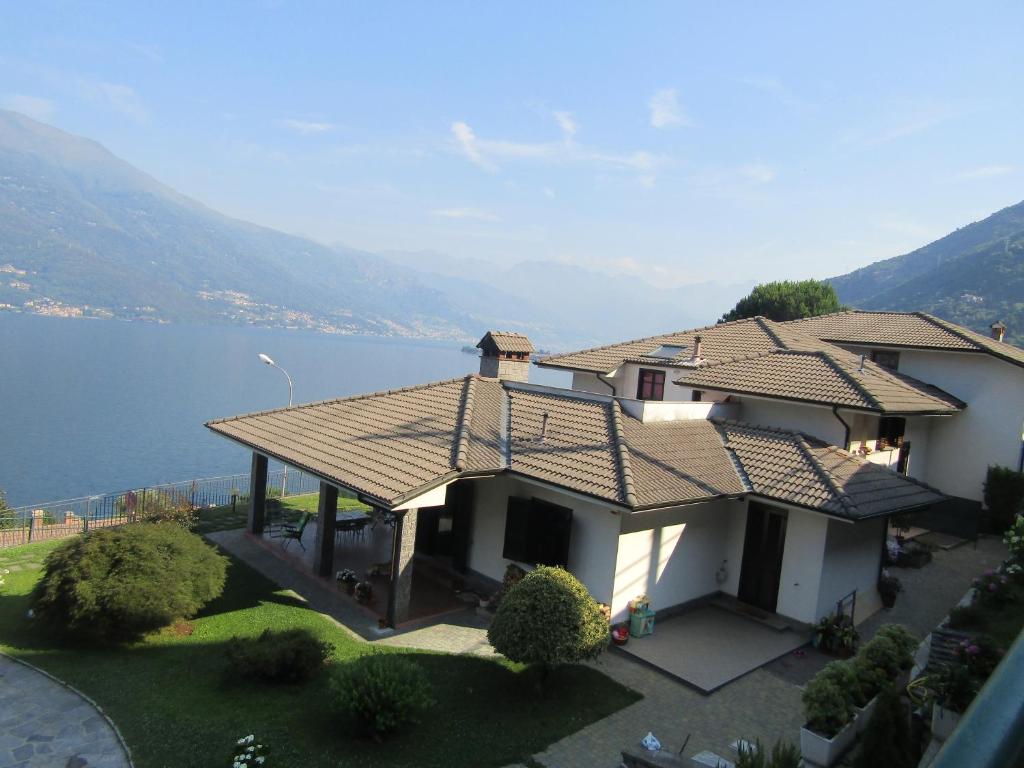 a house with a view of the water at LUCY'S HOUSE in Bellano