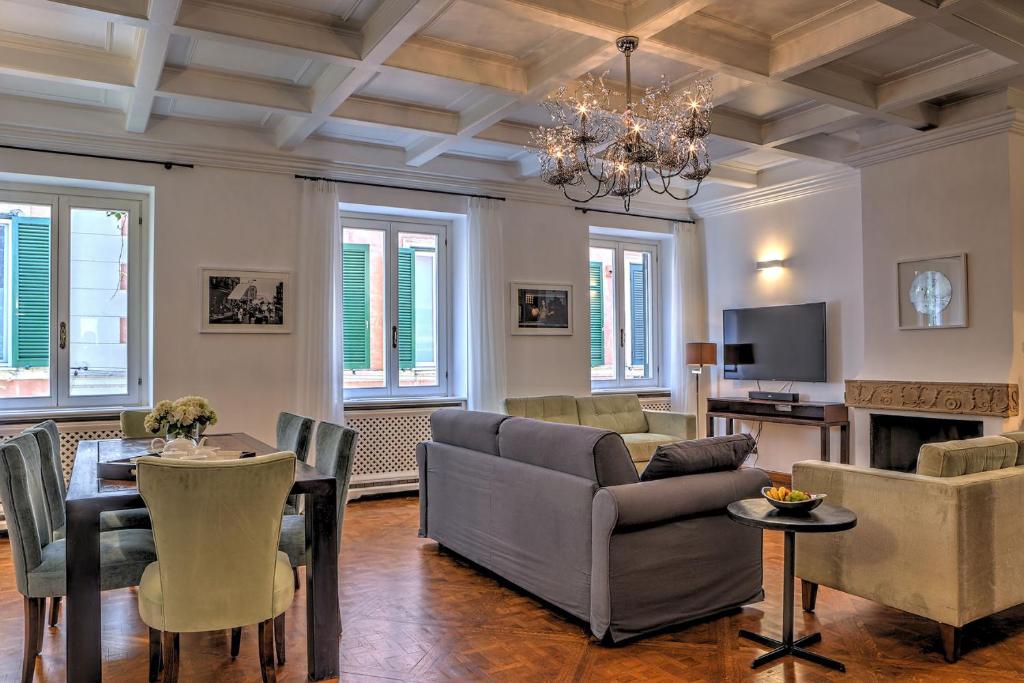 ローマにあるOrsoline 8のリビングルーム(ソファ、椅子、テーブル付)