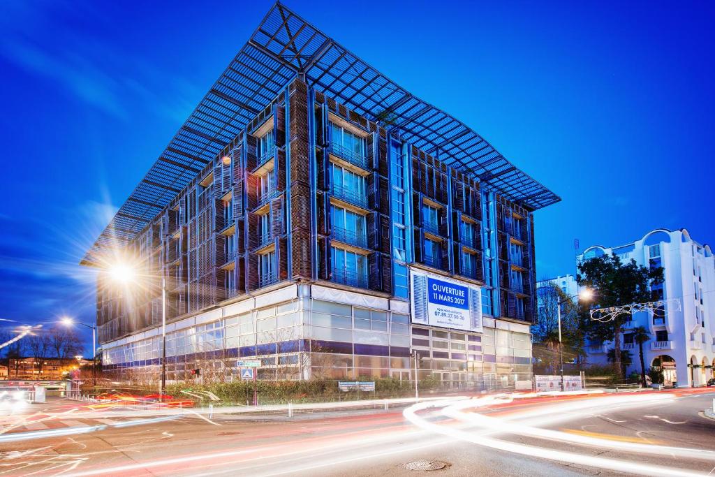 un edificio en una calle de la ciudad por la noche en Les Thermes en Dax