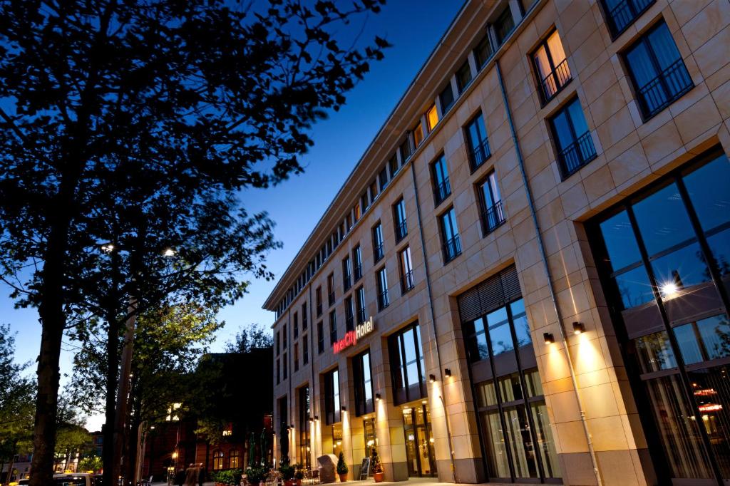 un bâtiment situé dans une rue de la ville la nuit dans l'établissement IntercityHotel Bremen, à Brême