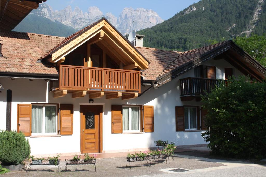 a large house with a balcony at Appartamenti Ruby in Molveno