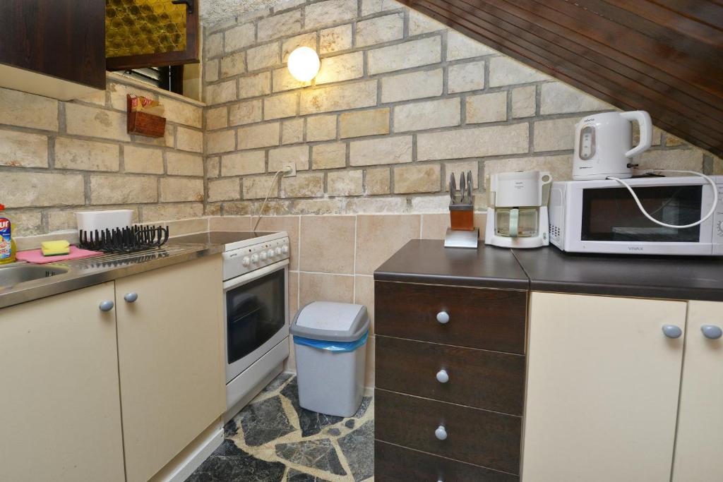 Kuchyňa alebo kuchynka v ubytovaní Villa Funtana