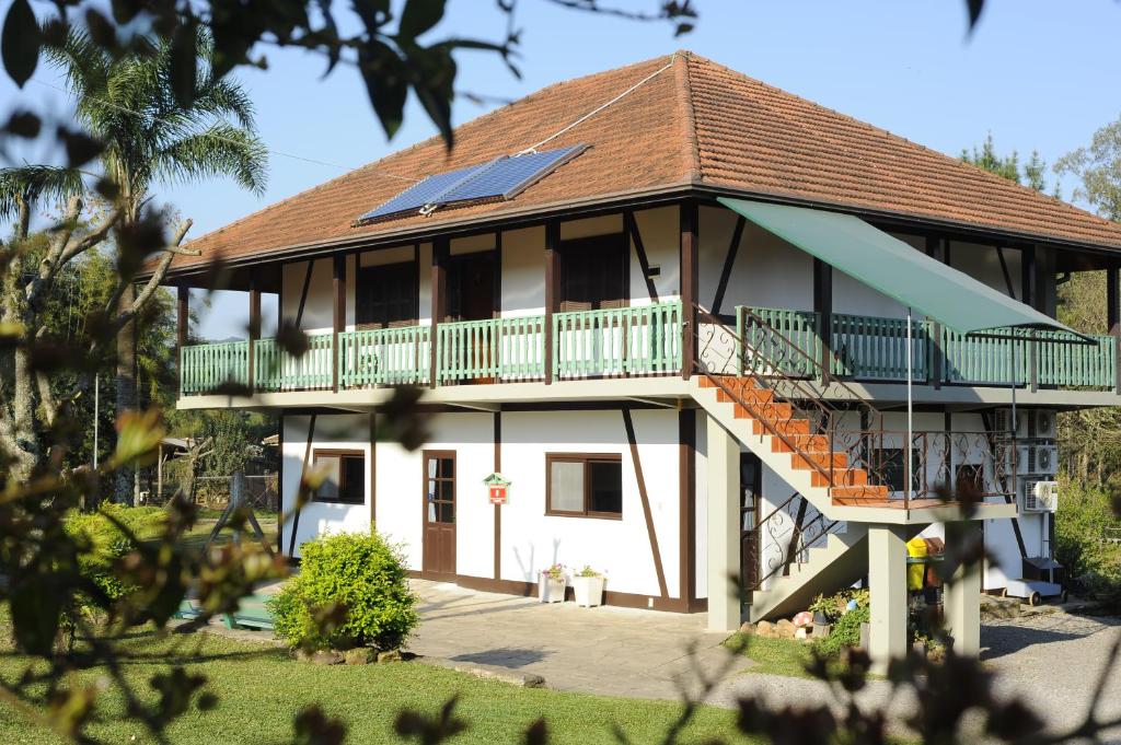 ein Haus mit Sonnenkollektor auf dem Dach in der Unterkunft Pousada Bauernhof in Nova Petrópolis