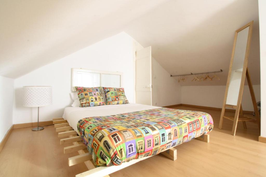מיטה או מיטות בחדר ב-Bairro Alto Window - Gateway to Lisbon's Nightlife