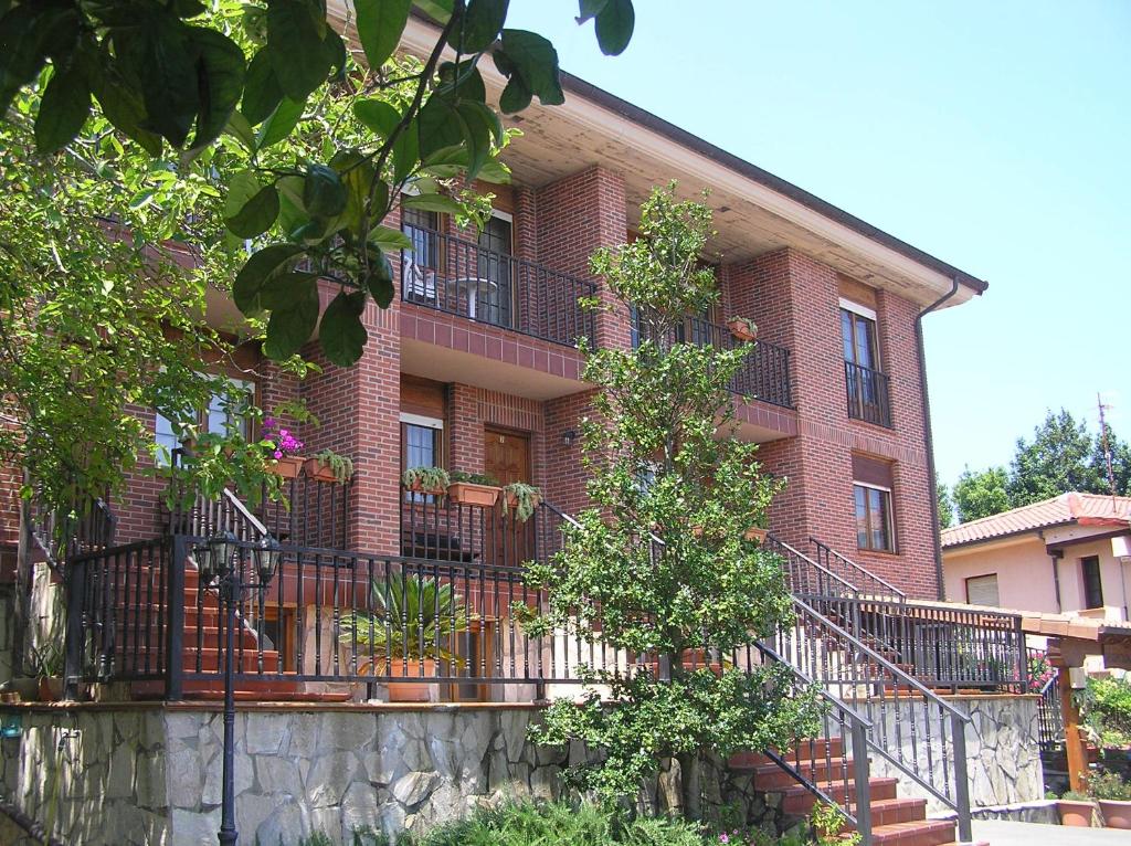 a brick building with stairs and plants on it at Apartamentos Los Ánades in Isla