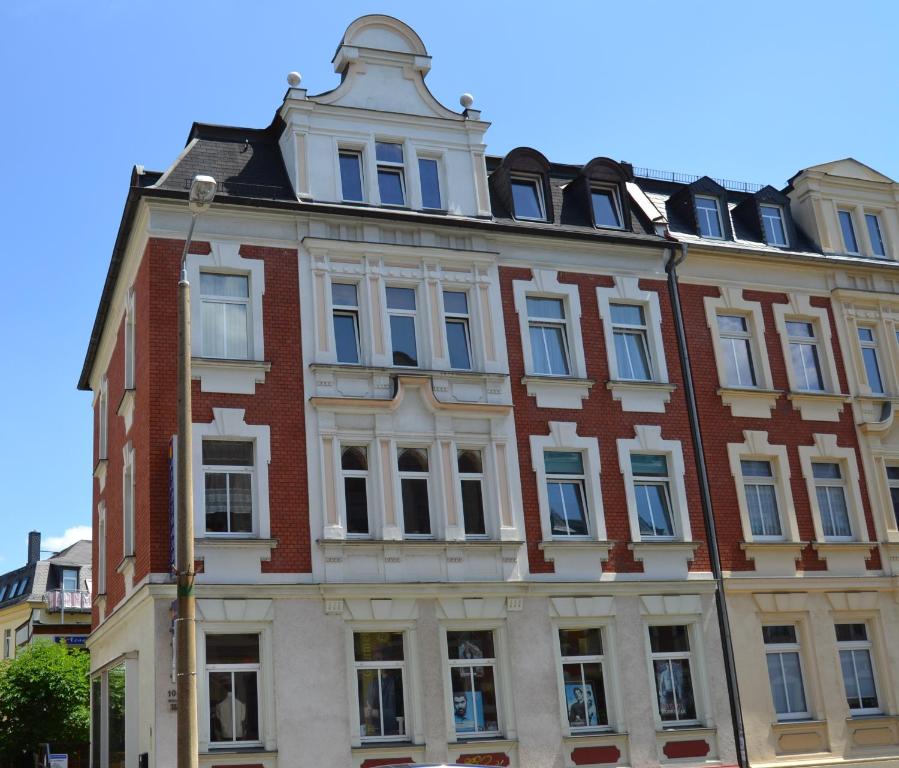 un gran edificio de ladrillo con ventanas blancas en Pension Arietta, en Plauen