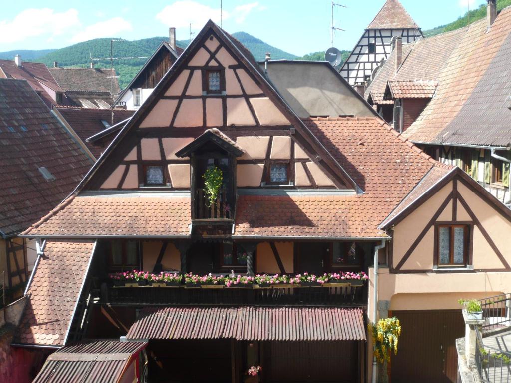 a house with a gambrel roof with a window at La cour des meuniers - le Froment et l'Epeautre in Kaysersberg