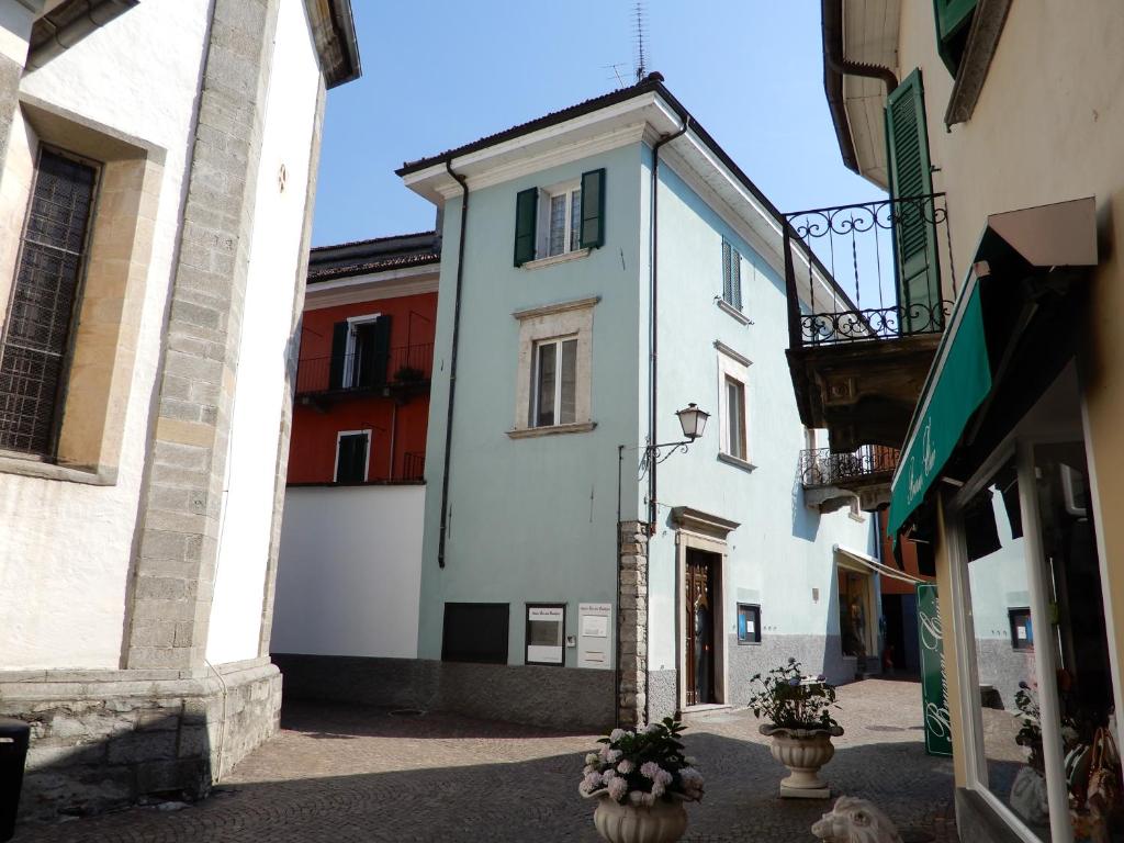 un groupe de bâtiments dans une rue avec un chien dans l'établissement Annie's Bed & Breakfast, à Ascona