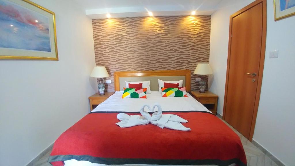 Un dormitorio con una cama con una flor. en City Suites en Eilat