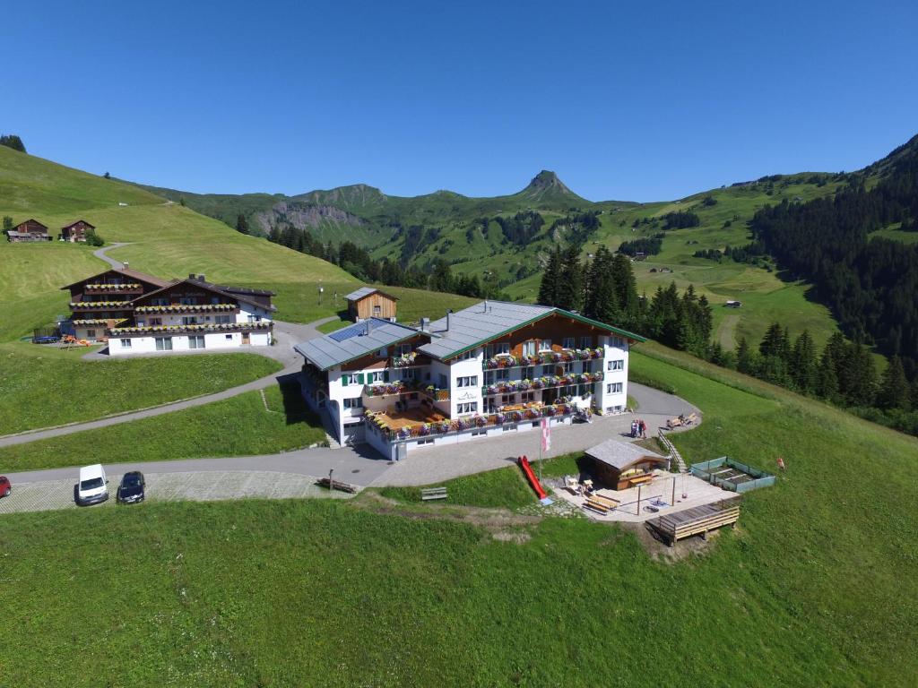 una vista aérea de un edificio en una colina en Hotel Hertehof, en Damüls