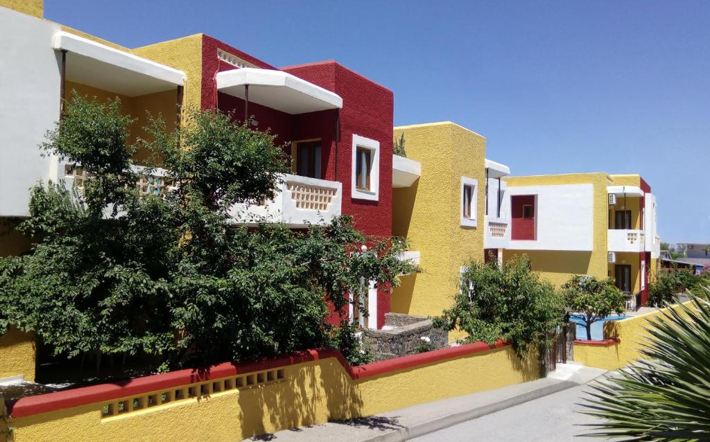 szereg kolorowych domów na ulicy w obiekcie Katerini Apartments Hotel w mieście Platanes