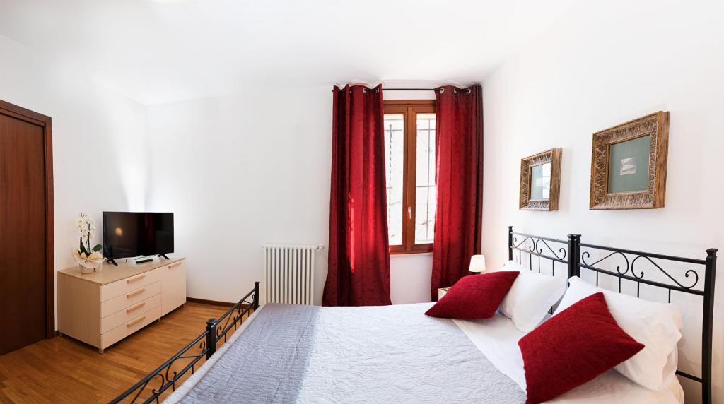 Łóżko lub łóżka w pokoju w obiekcie Verona Class ApartHotel "Residenze del Cuore"