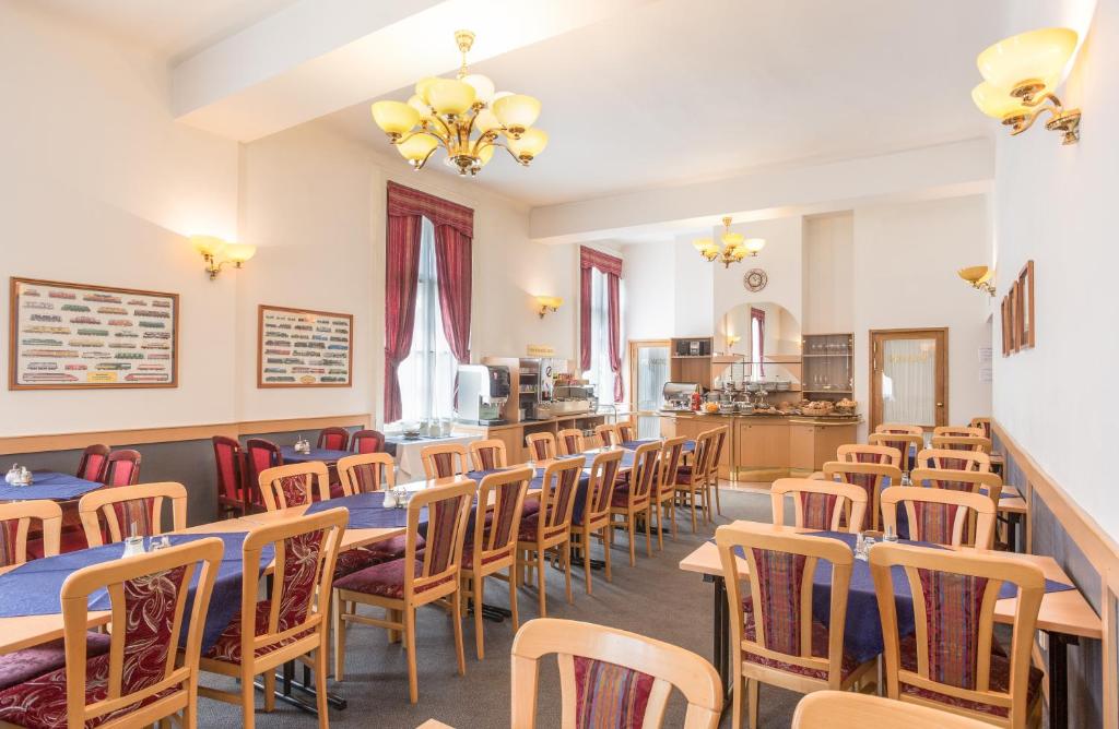 restauracja ze stołami i krzesłami oraz kuchnia w obiekcie City-Inn w Pradze