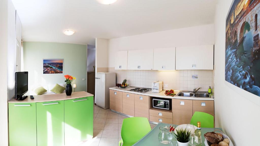 Kuchnia lub aneks kuchenny w obiekcie Verona Class ApartHotel "Residenze del Cuore"